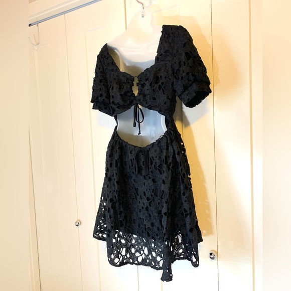Lulu's A black open work lace lined dress with open back M - Picture 2 of 7